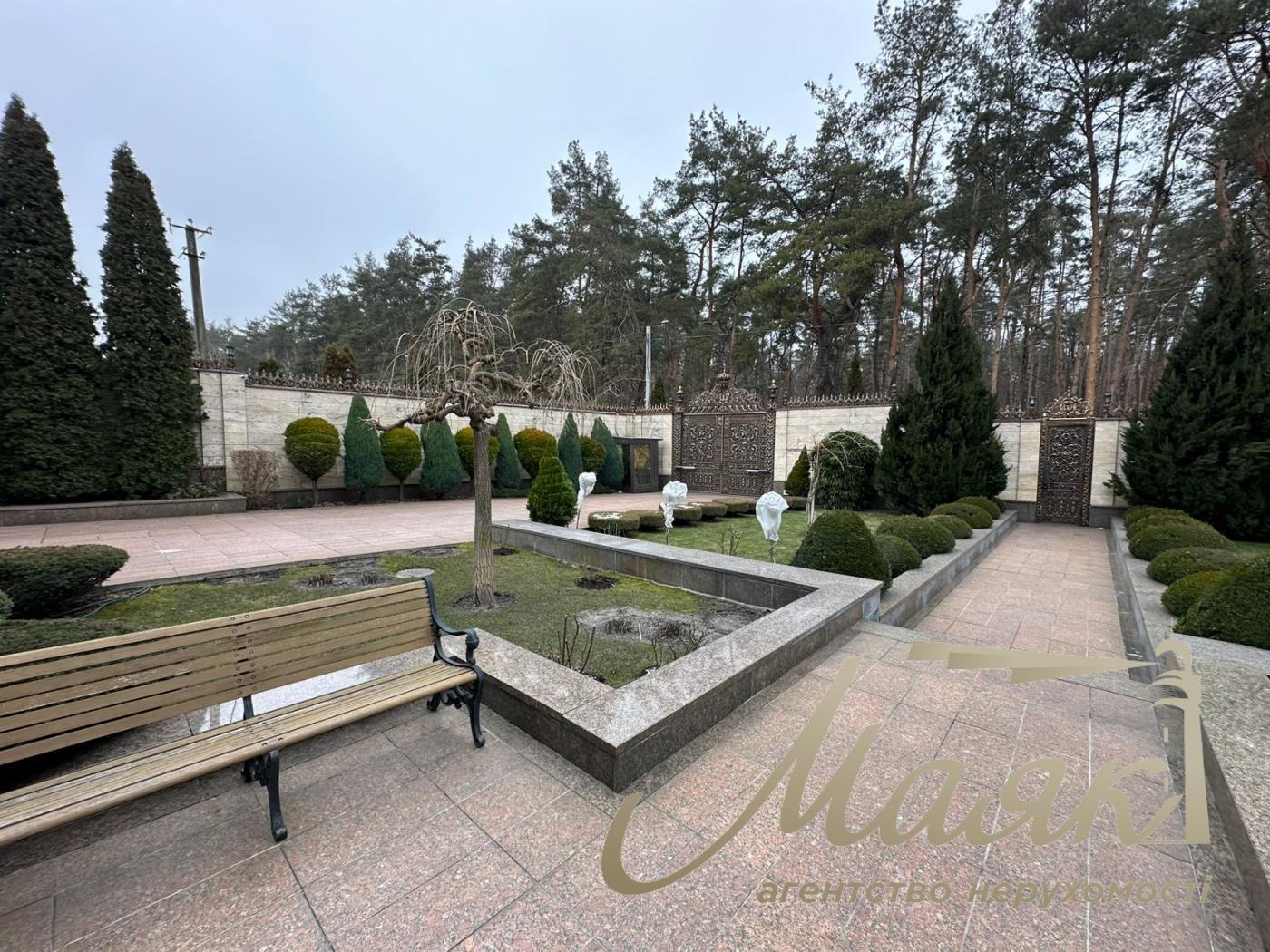 We offer for sale a luxurious house in Petropavlovska Borschagovka, Kiev, just 3 minutes from the city.