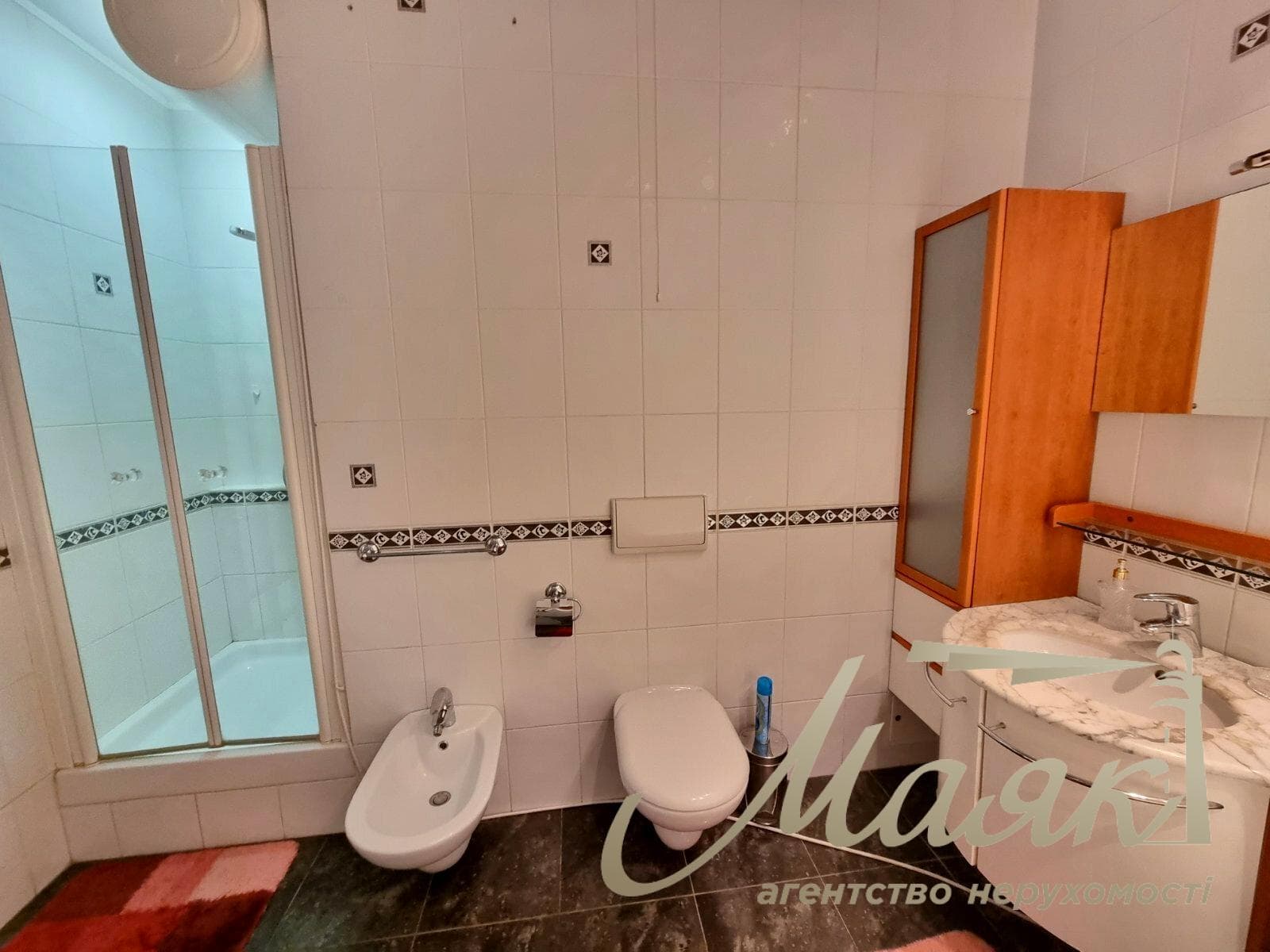 Оренда 3-кімнатної квартири площею 117 м² на вул. Ковпака, 17, Печерськ, станція метро «Палац Україна»