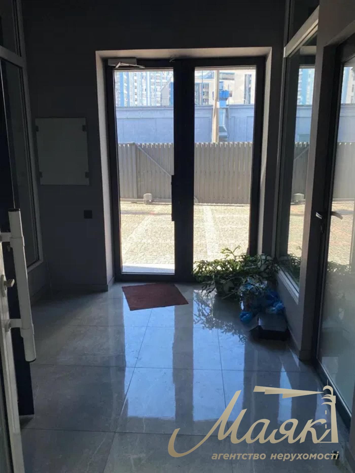 Оренда окремої будівлі площею 750 м² під офіс поруч із станцією метро «Осокорки», Дарницький район