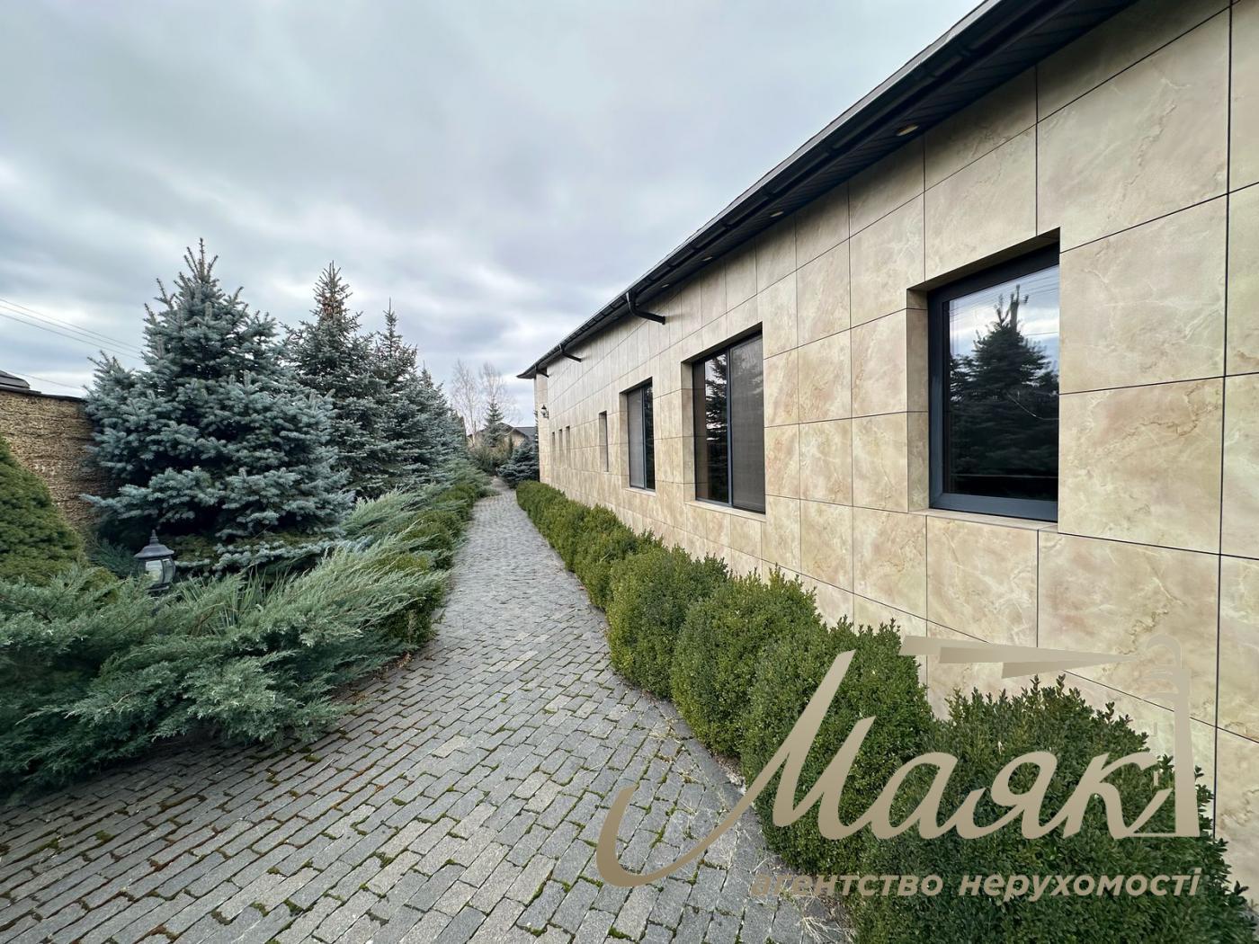 For sale one-storey cottage with access to the lake in the cottage town in the village of New Bezradichi, Obukhiv district.