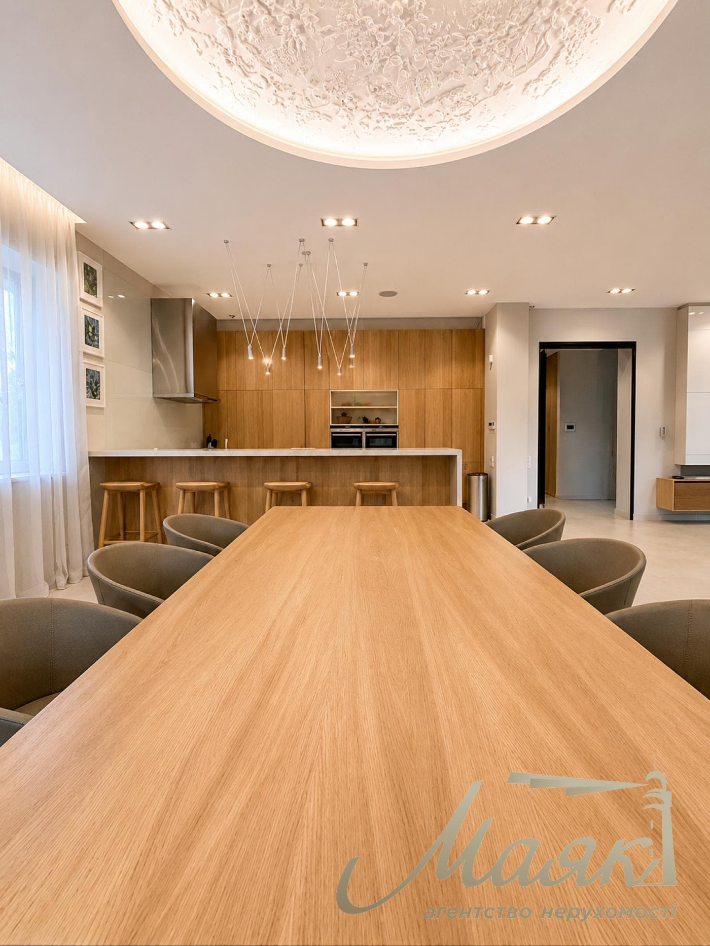 For sale: a 570-square-meter residence/house on the banks of the Kozinka River in the village of Plyuty, on a 26-sotok plot of land, Kyiv Oblast, Obukhiv district.