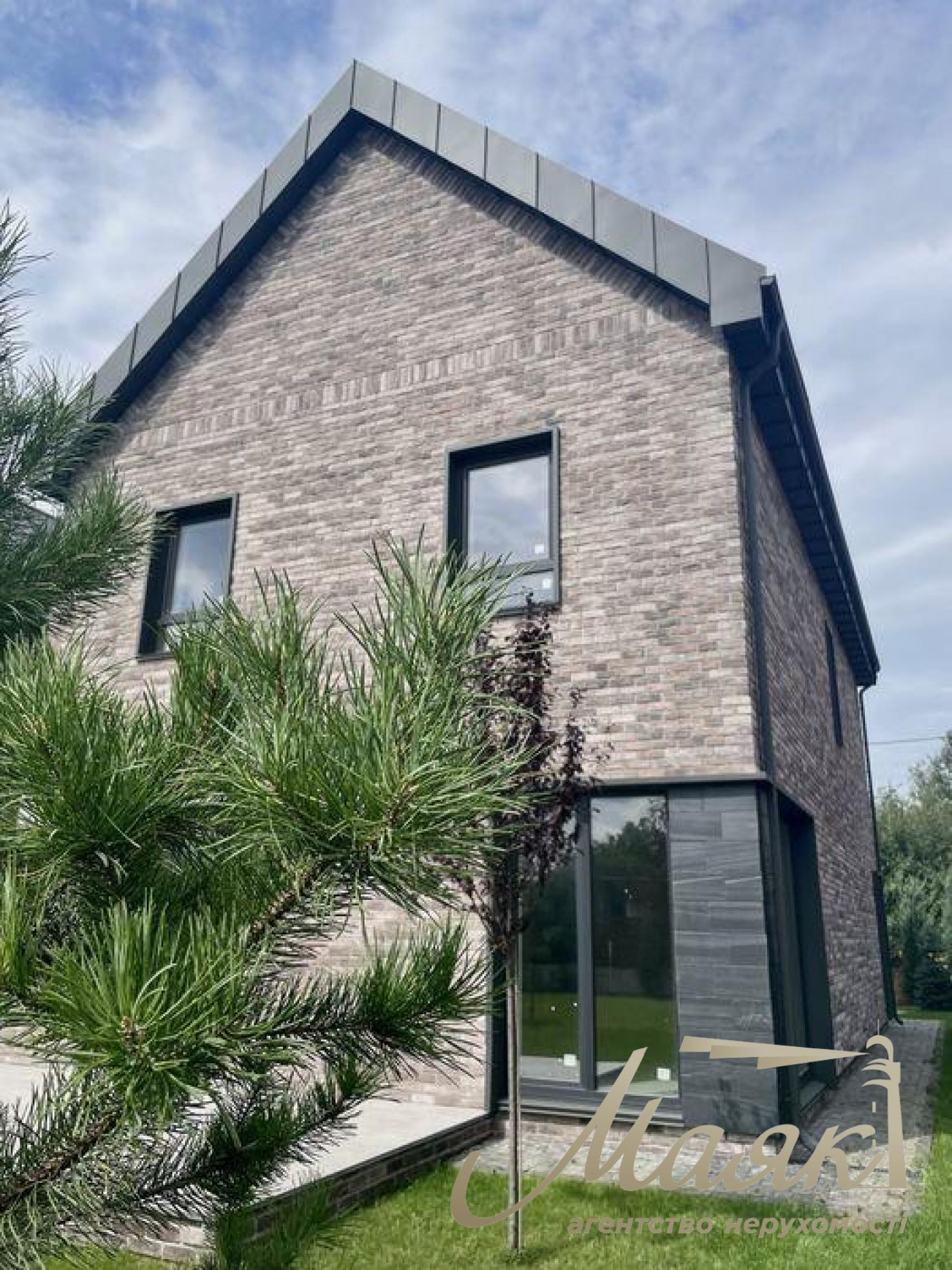 Sale of a modern house 246 sq.m. Plot 6 acres. Center. Zhulyany.