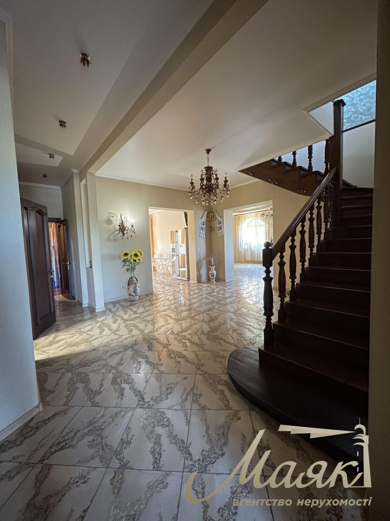 Продаж будинку 360 м2 у Жулянах з ділянкою 15 соток вул.,.Нова