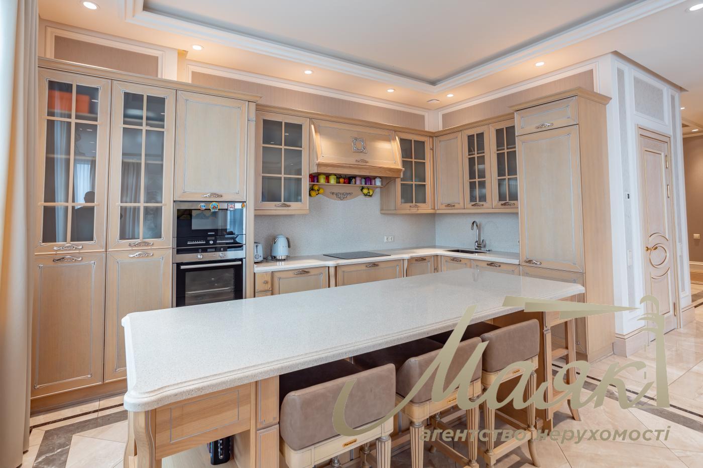Rent 3-bedroom apartment LCD Novopecherskie Lipki, Verkhoglyada street (Dragomirov)