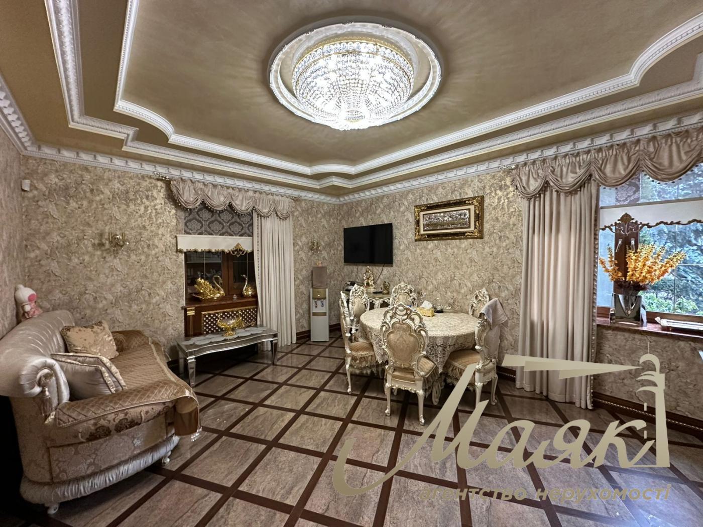We offer for sale a luxurious house in Petropavlovska Borschagovka, Kiev, just 3 minutes from the city.