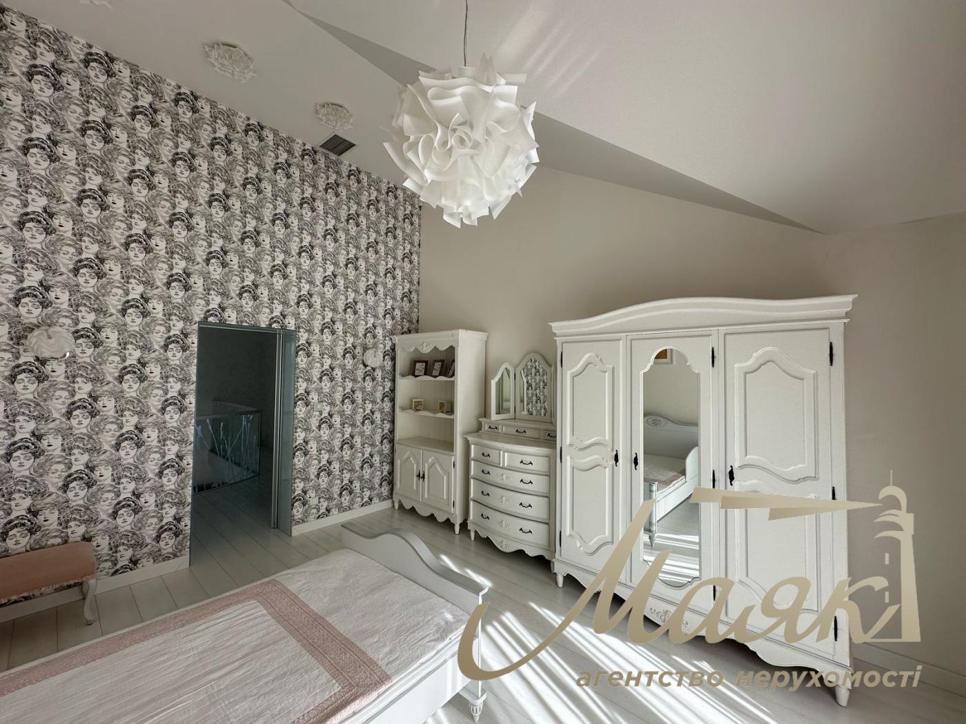 Пропонується до продажу будинок у лісовій зоні в селі Гореничі - в екологічно чистому місці серед сосен, поруч з озерами.