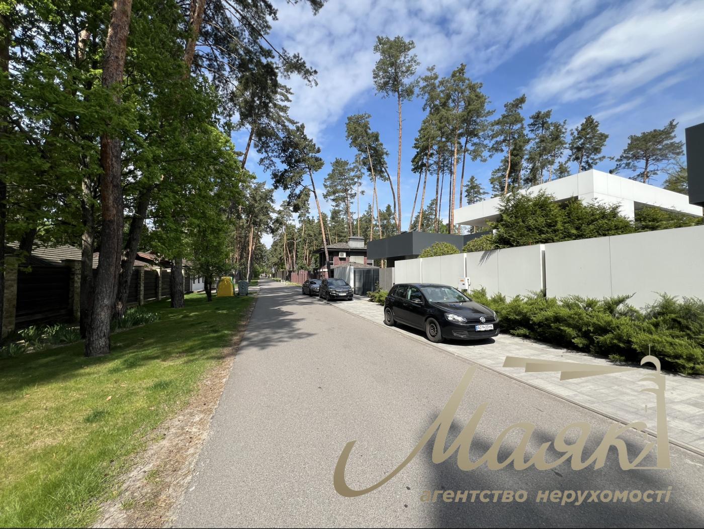 Продажа дома, 305 м2 с бассейном, участок 11 соток, Плюты