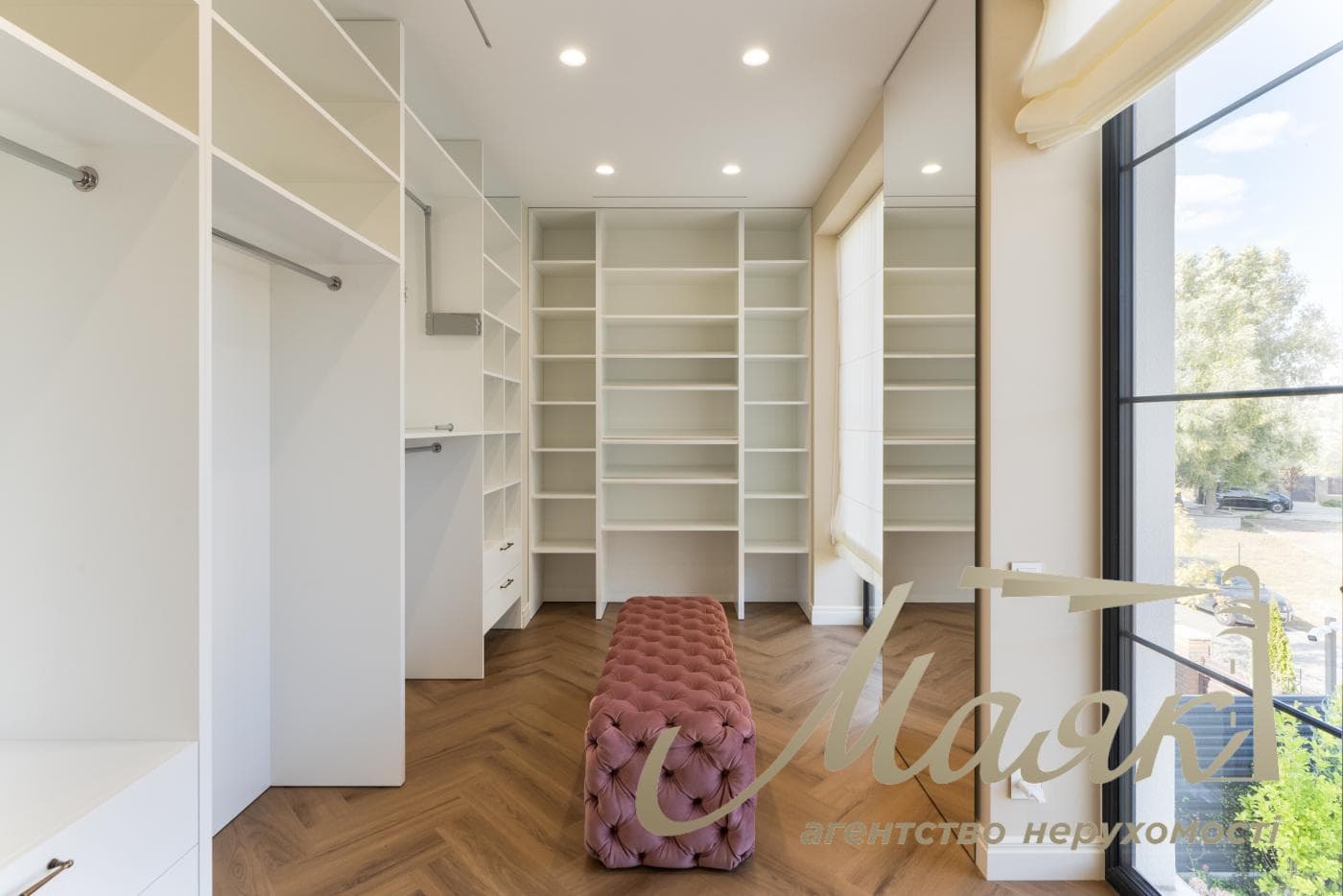 Продаж будинку площею 450 м² з басейном та гостьовим будинком у житловому комплексі «Хутір Ясний», Лесники