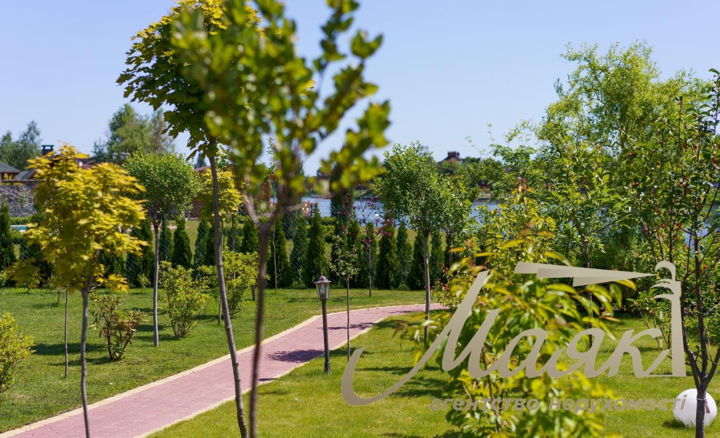 Rent of 3-storey house (840m2) s.Kozin