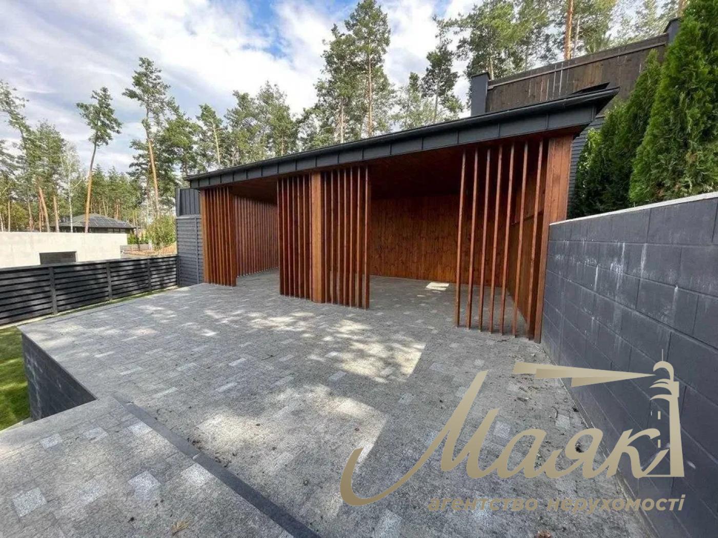 We offer for sale a modern and well-built house in the village. Khodosovka, just 10 minutes drive from Kiev