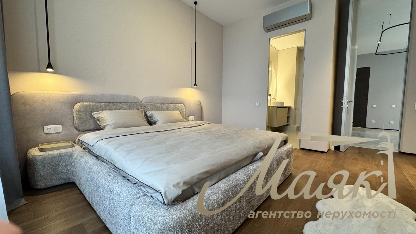 For sale 3-room apartment Residential Complex Novopecherskie Lipki, Dragomirova str.