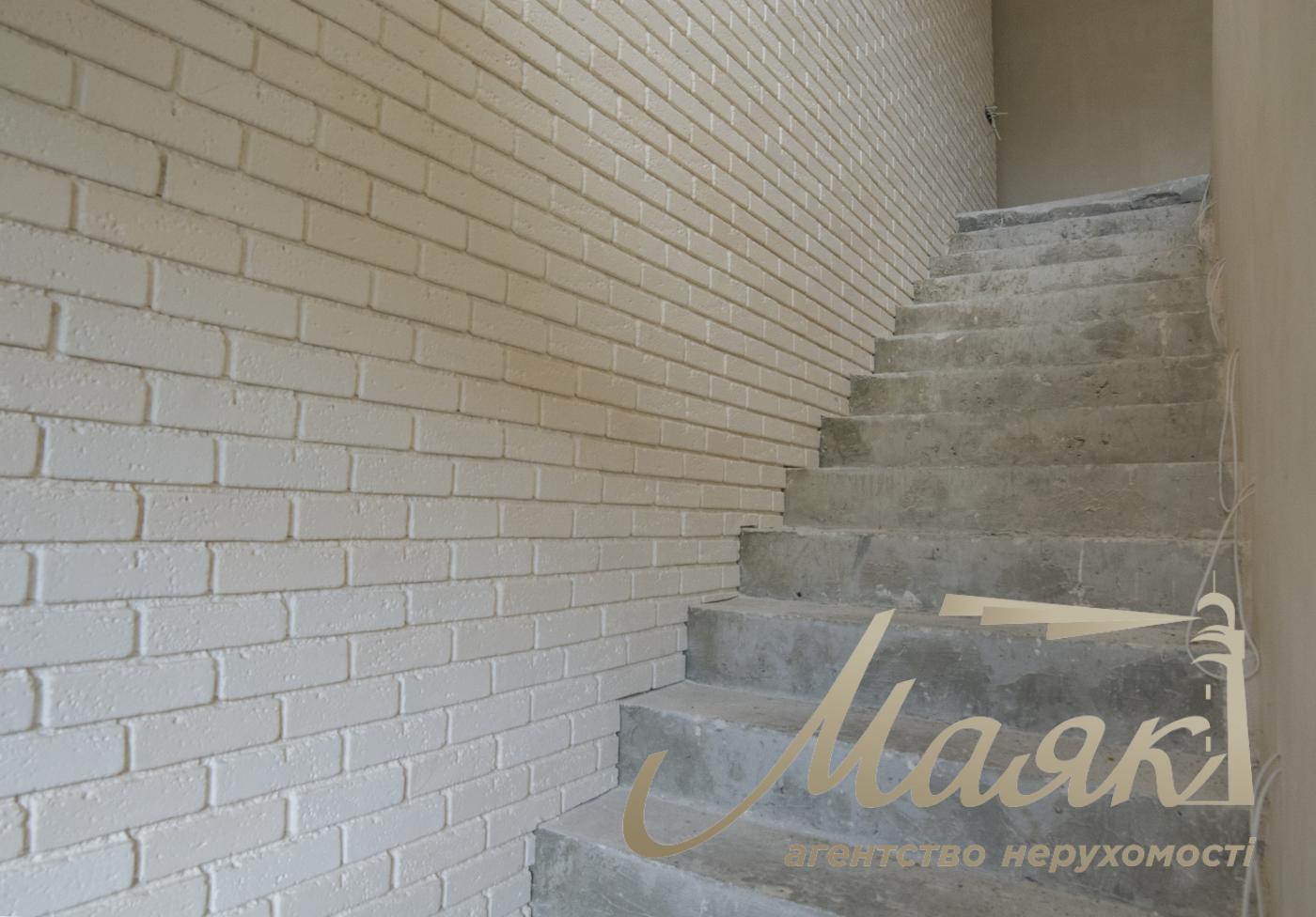 Продаж будинку з гаражем 365м2, ділянка 15 соток у КМ "ОБРІЙ - К" вул. Центральна, у с. Козин,