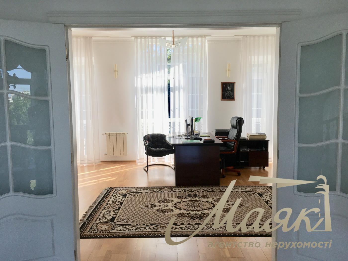 Rent 3-storey house 492,7m2, Lesniki