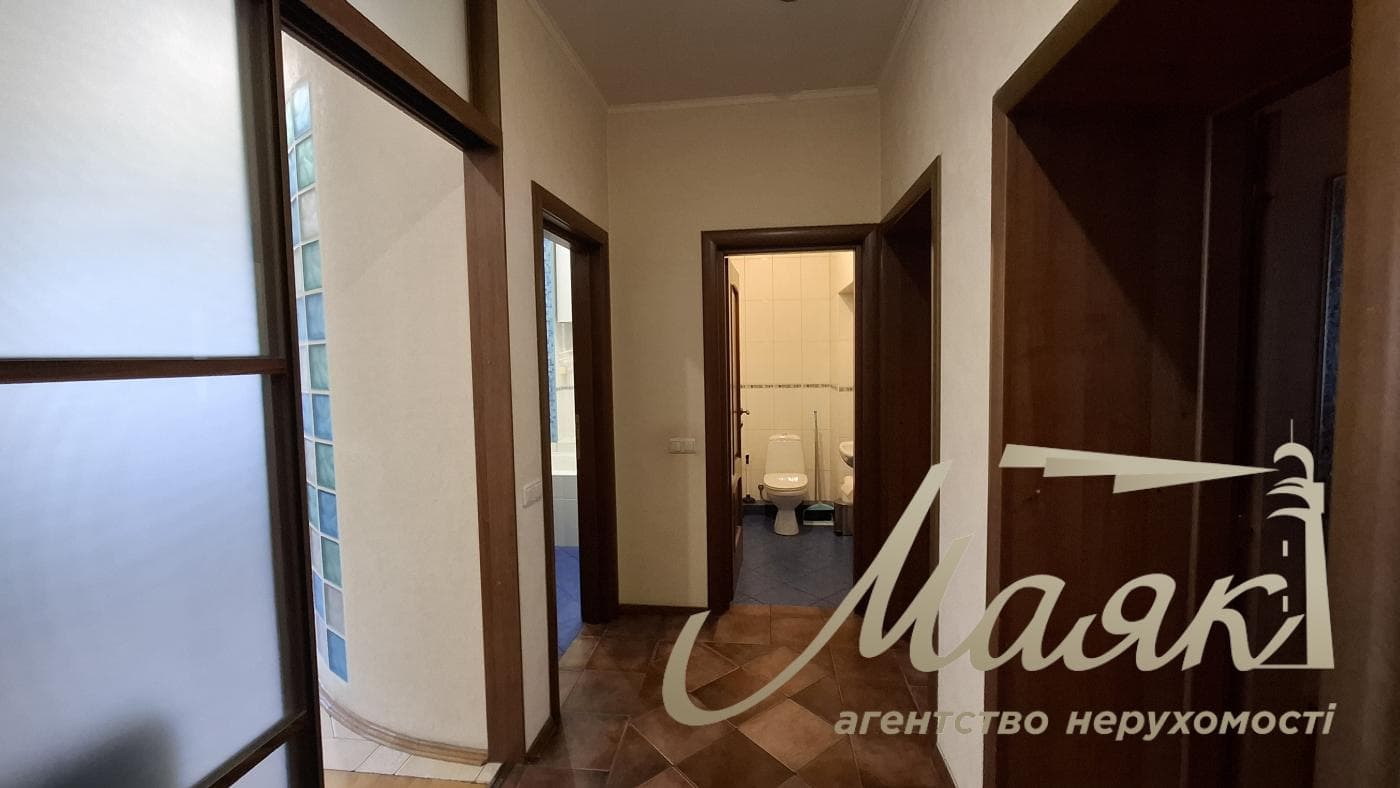 Rent a renovated 3-bedroom apartment in Kyiv, Right Bank, Solomyanskyi District, 40 Lypkivskoho St., Vokzalna Metro Station