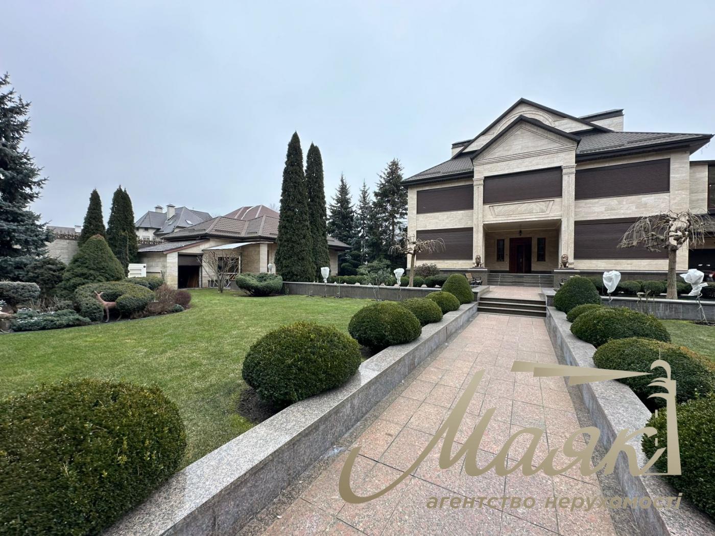 We offer for sale a luxurious house in Petropavlovska Borschagovka, Kiev, just 3 minutes from the city.