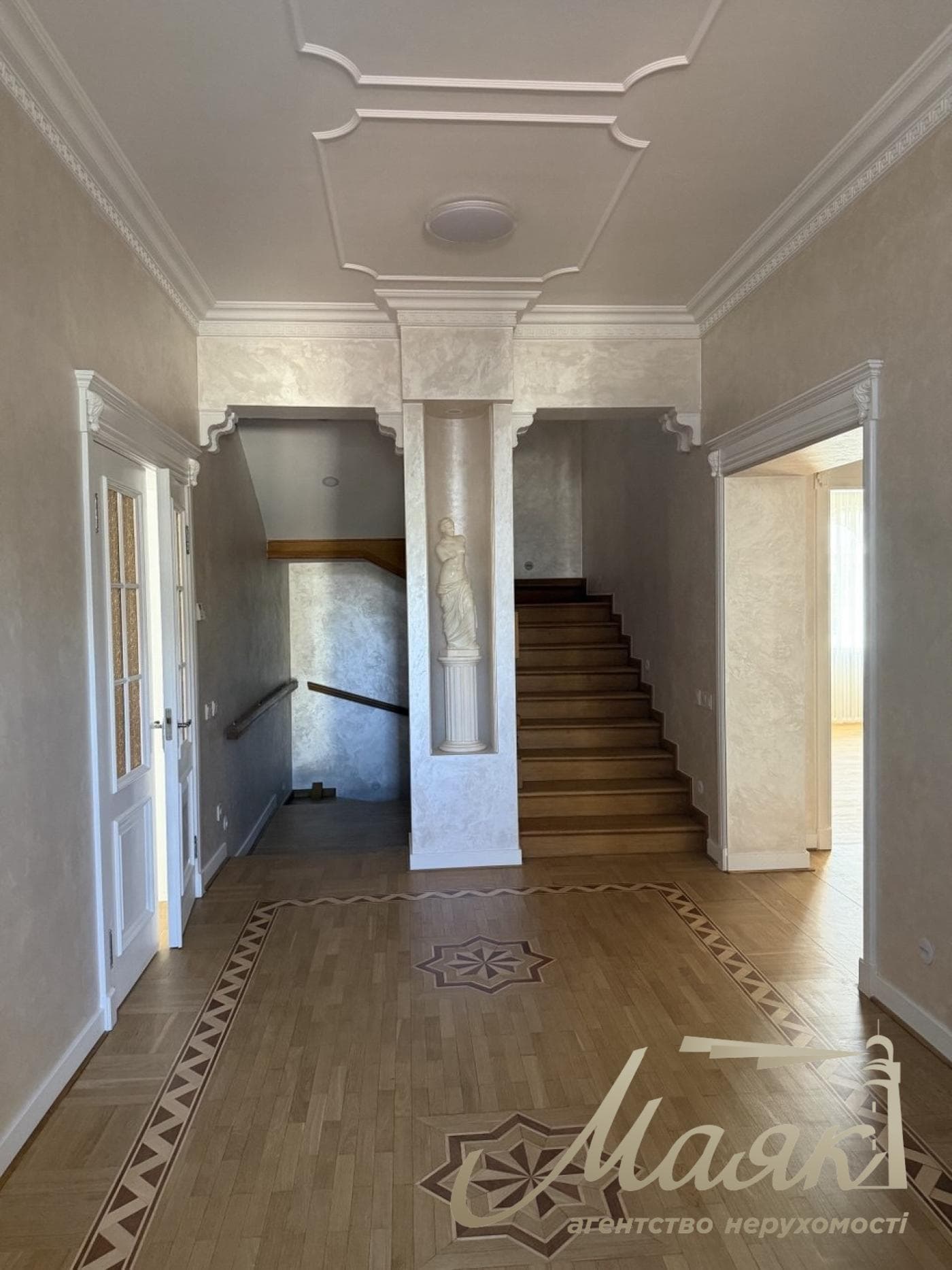 Продаж будинку площею 530 м² у центрі с. Гора