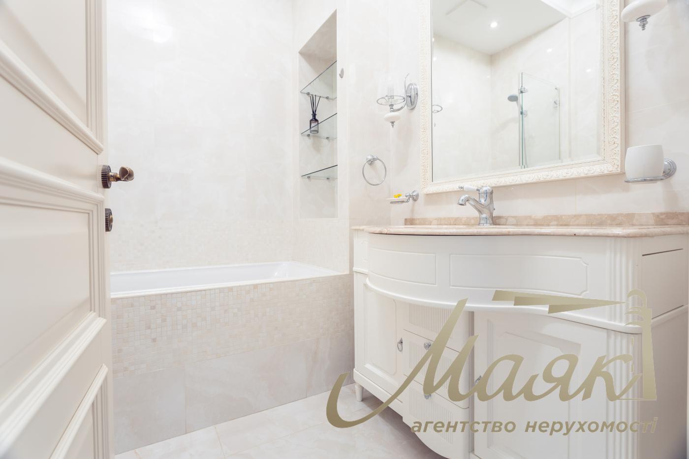 Sale 4k apartment with parking place in LCD Zverinetskyi, Pechersk, Kiev