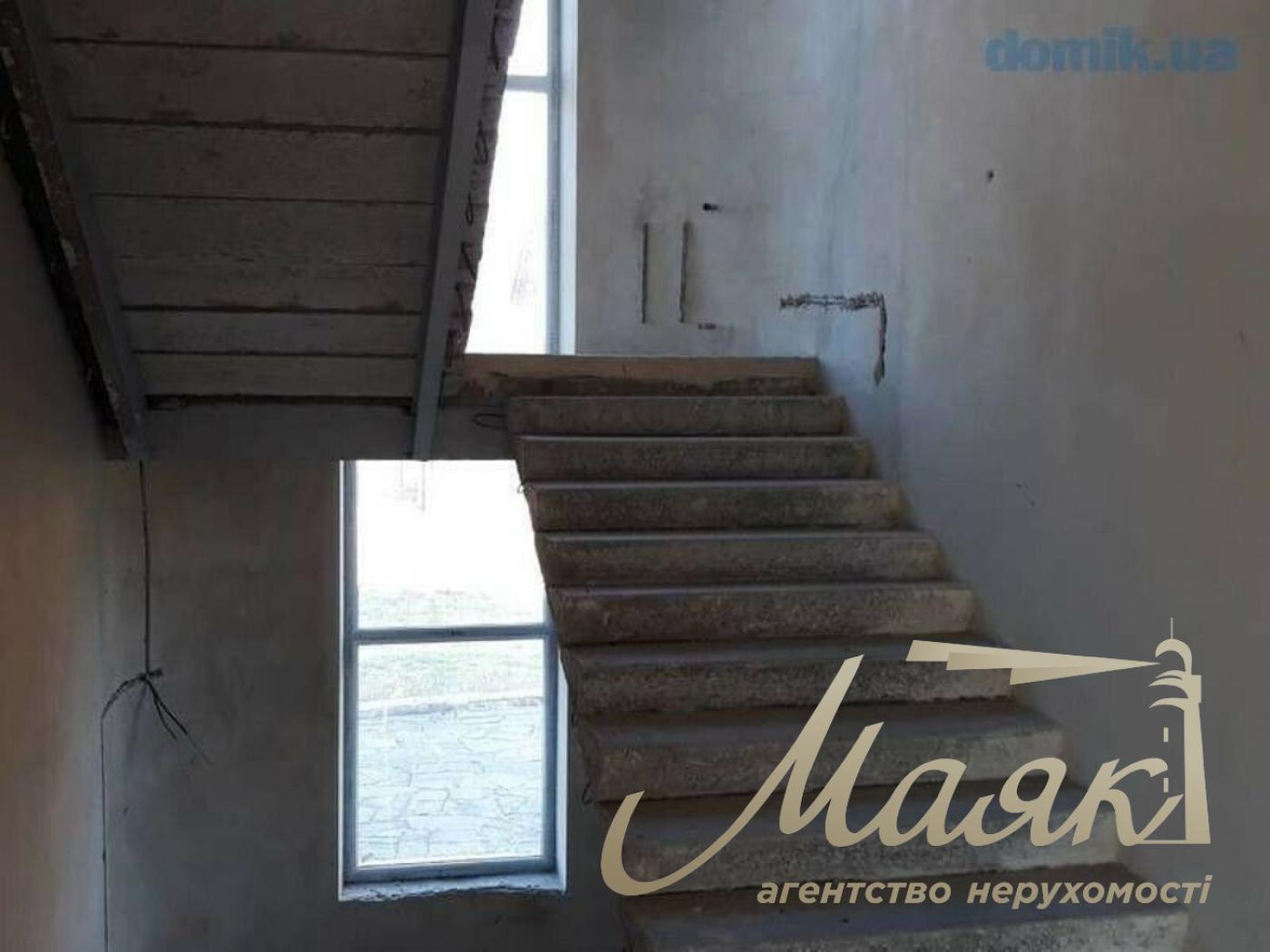 Продаж будинку 356м2 у Романкові з ділянкою 21 сотка