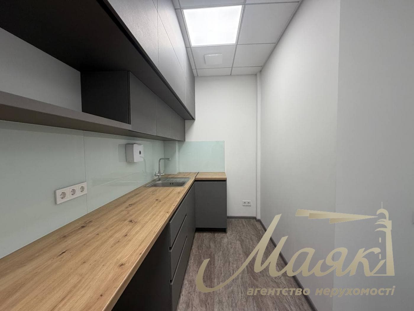 Оренда автономного офісу площею 280 м² у бізнес-центрі на вул. Бойчука, 44-А, Печерський район.