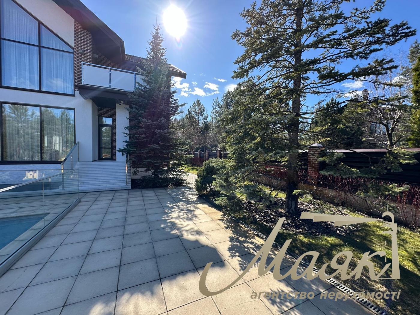 Пропонується до продажу будинок у лісовій зоні в селі Гореничі - в екологічно чистому місці серед сосен, поруч з озерами.