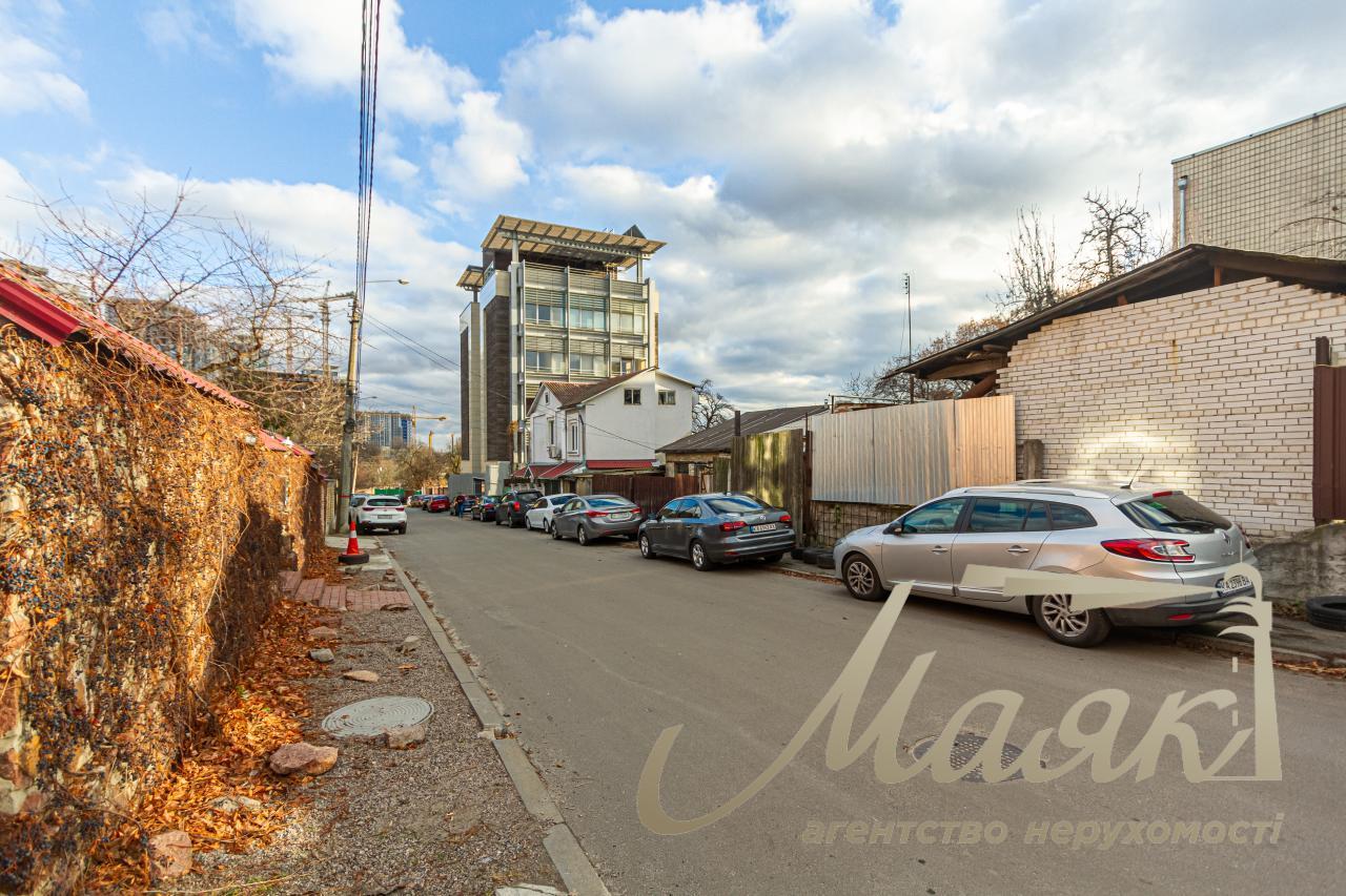 Sale of office building in a picturesque area! Verkhnegorskaya street. Center. Kyiv
