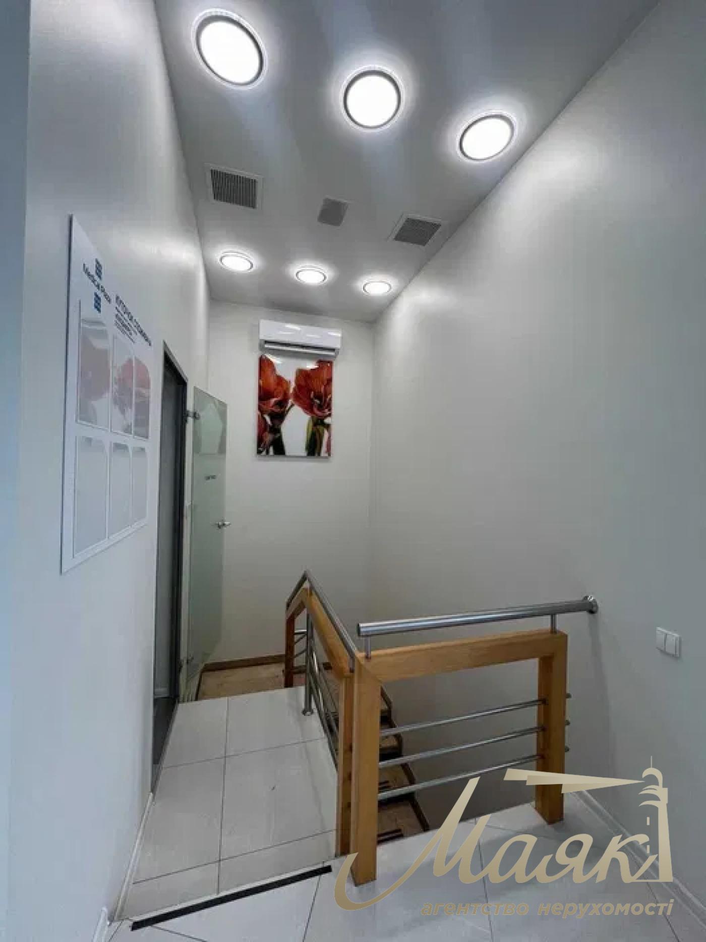 Аренда фасадного помещения 232 м.кв. возле GoodWine, м. Кловськая