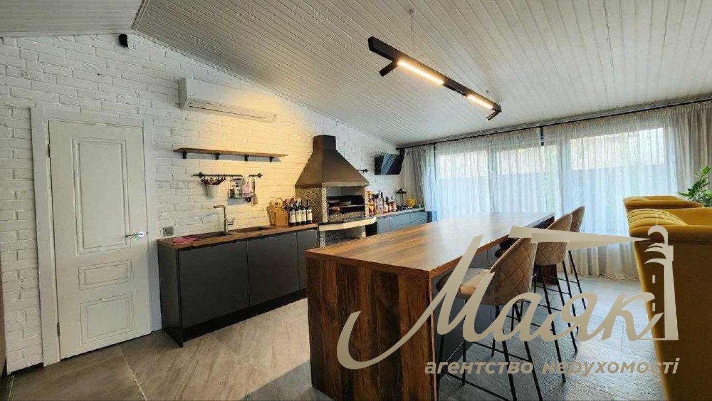 Sale of a house 280m2 with a swimming pool in the village of Romankov, Kiev region, Kiev-Svyatoshinsky district.