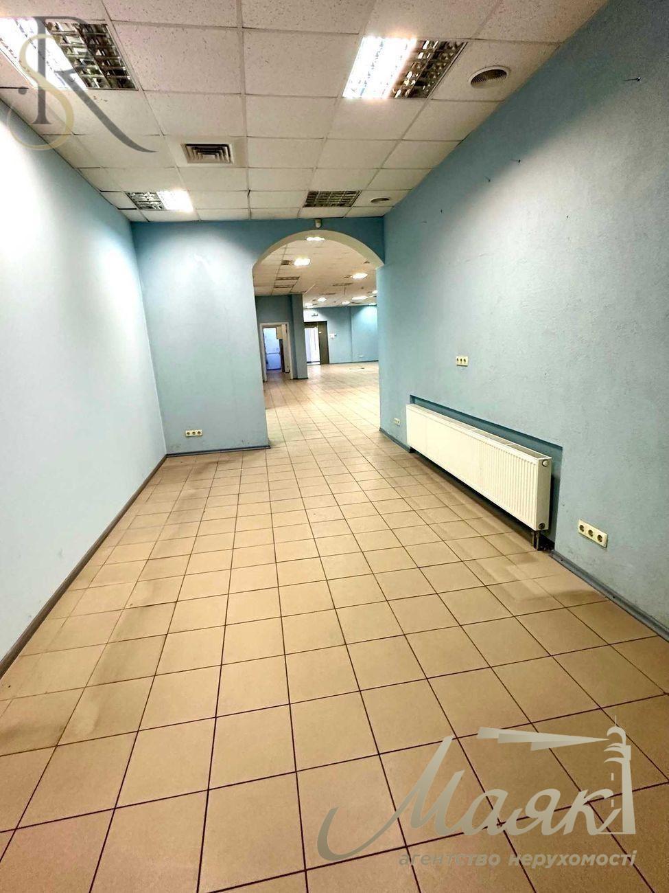 Продаж фасадного приміщення метро "Позняки"