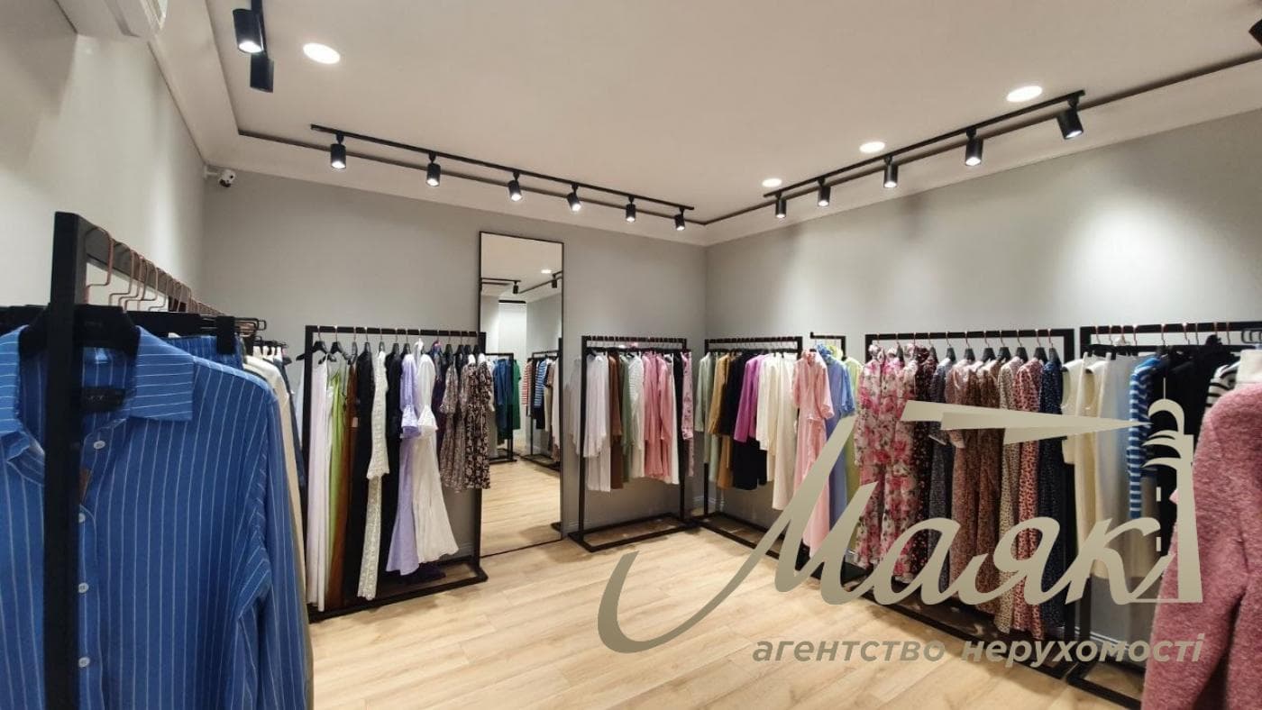 63 square meters of street-front space for rent on Pavlo Skoropadskyi Street (Lva Tolstogo Street), Downtown,