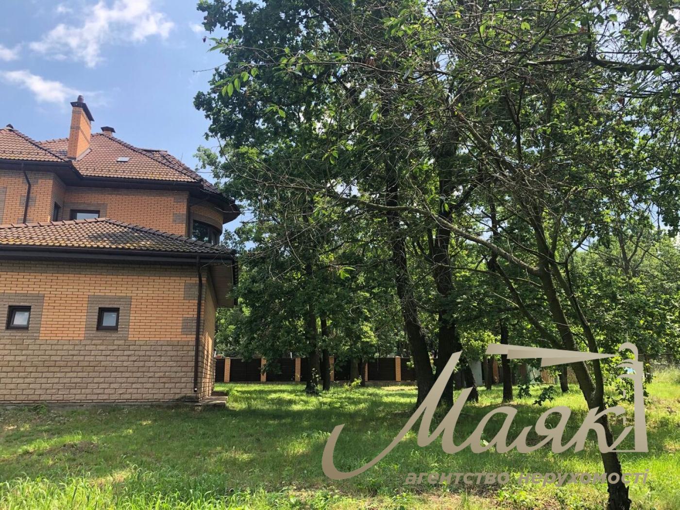 Продаж будинку 356м2 у Романкові з ділянкою 21 сотка