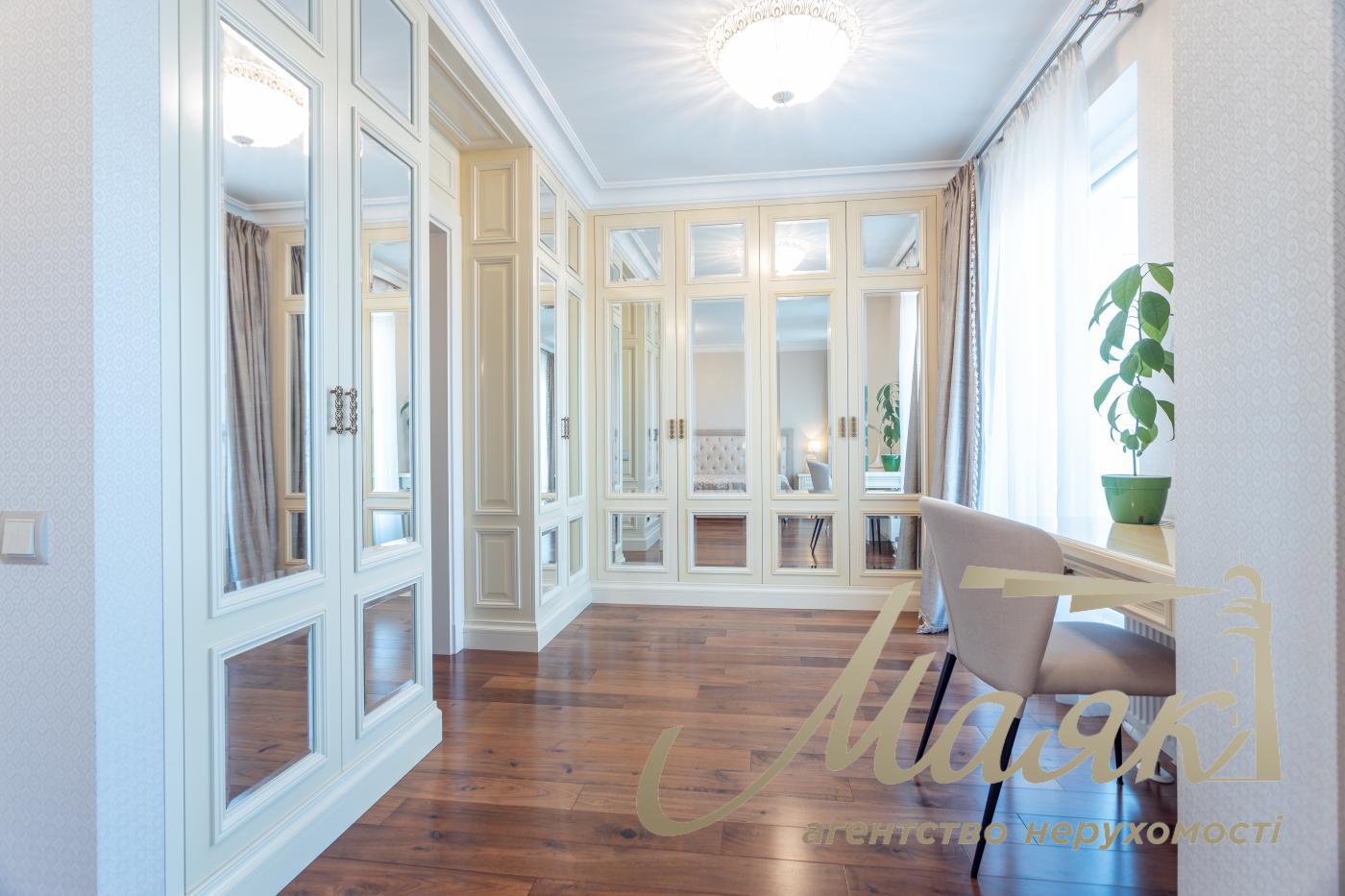 Sale 4k apartment with parking place in LCD Zverinetskyi, Pechersk, Kiev