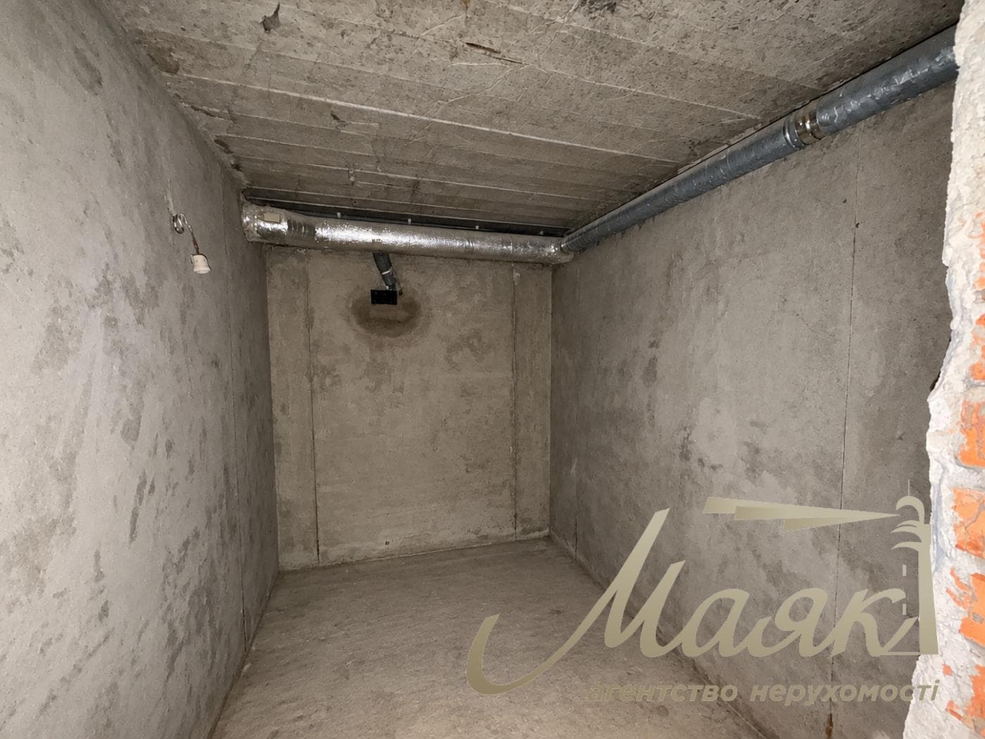 3-story house for sale, 325 m², village of Plyuty