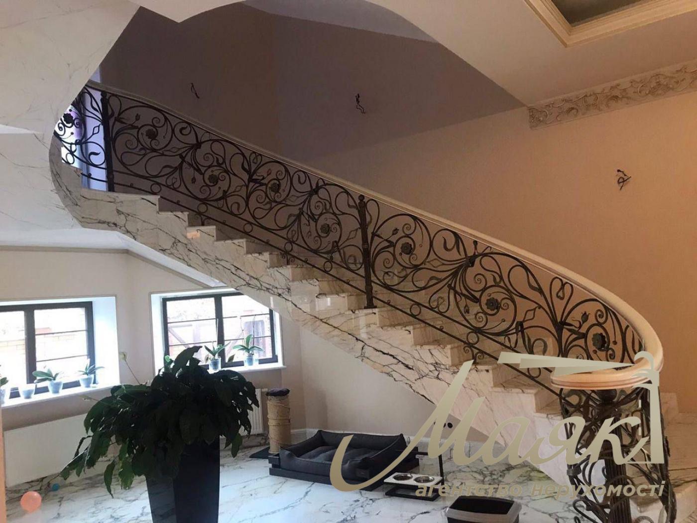 Продаж будинку 1122м2 Козин