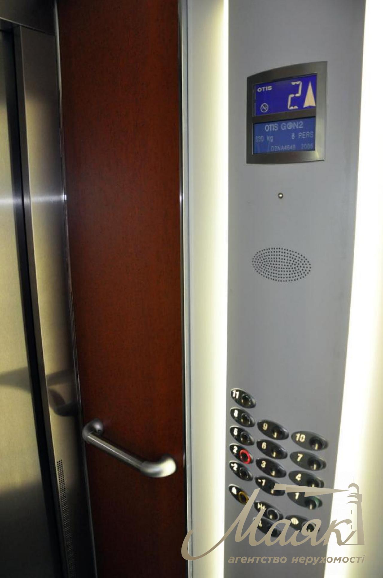 For sale is a respectable office of 178 sq.m. near Mariinsky Park on Grushevskogo Street 9A!