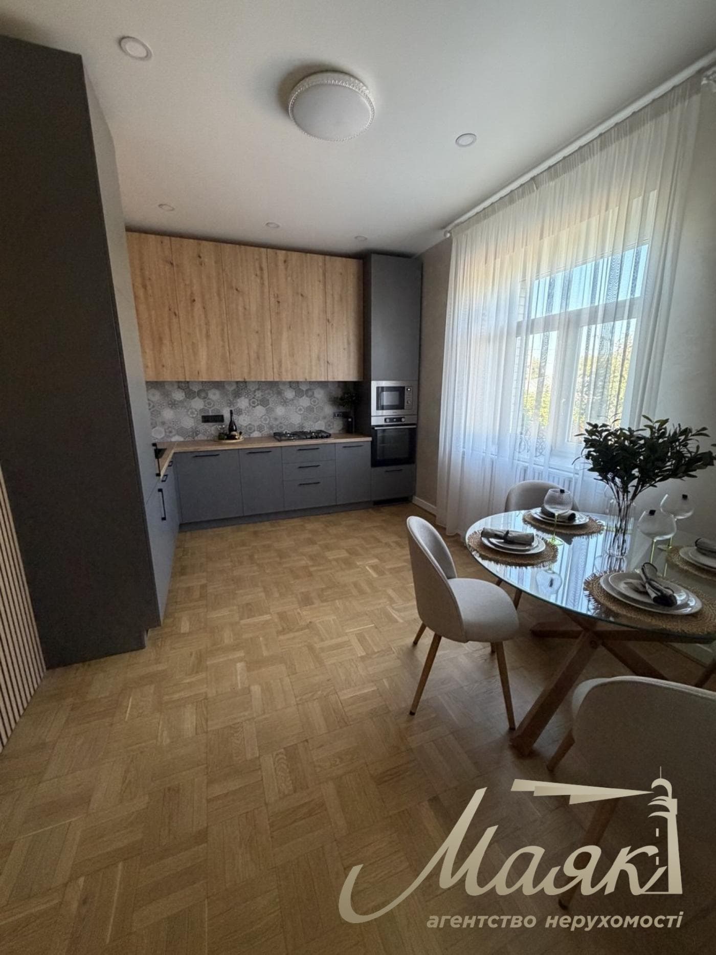 Продаж будинку площею 530 м² у центрі с. Гора