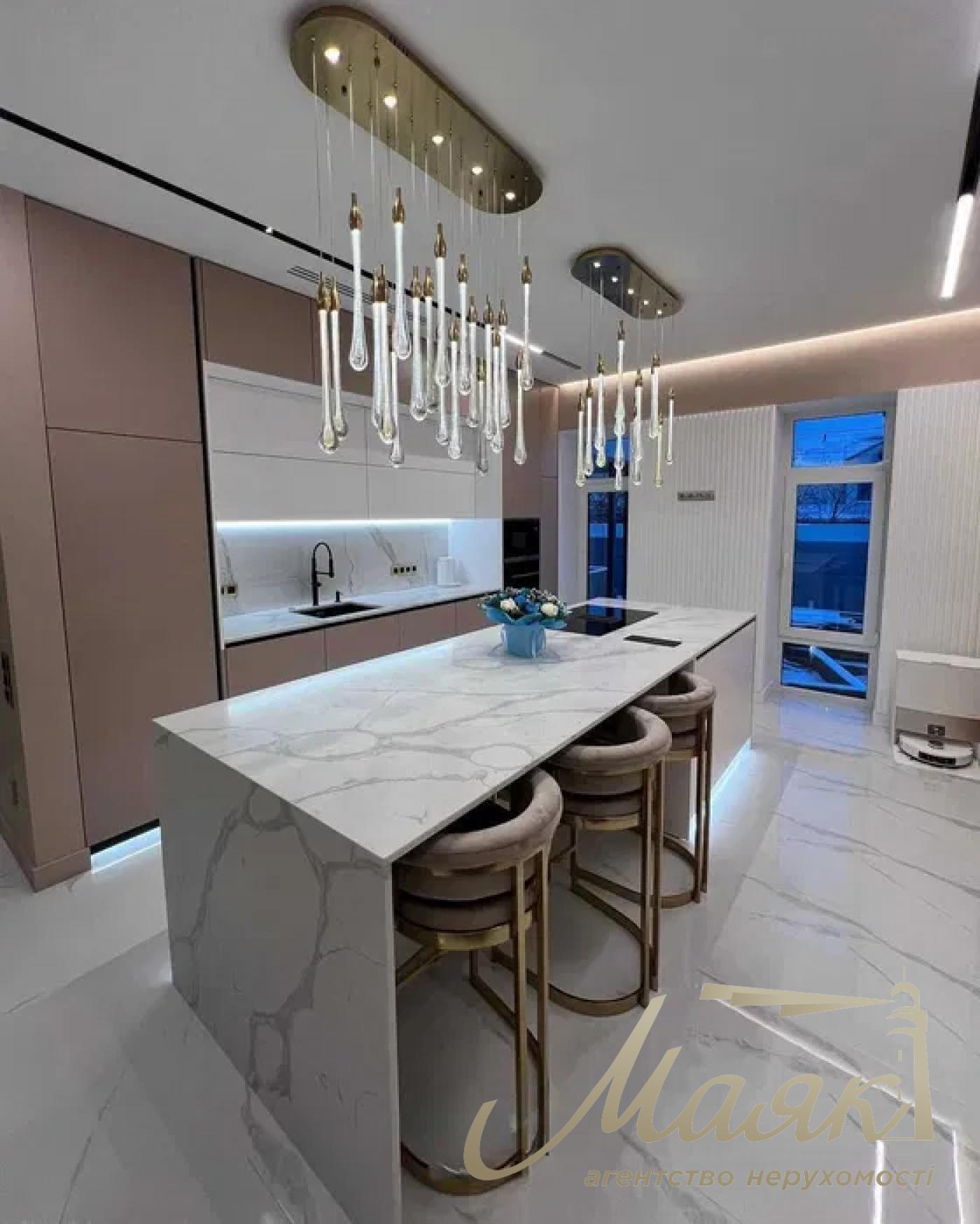 For sale luxury house with swimming pool and modern renovation, located in a closed cottage town in the elite suburbs of Kiev