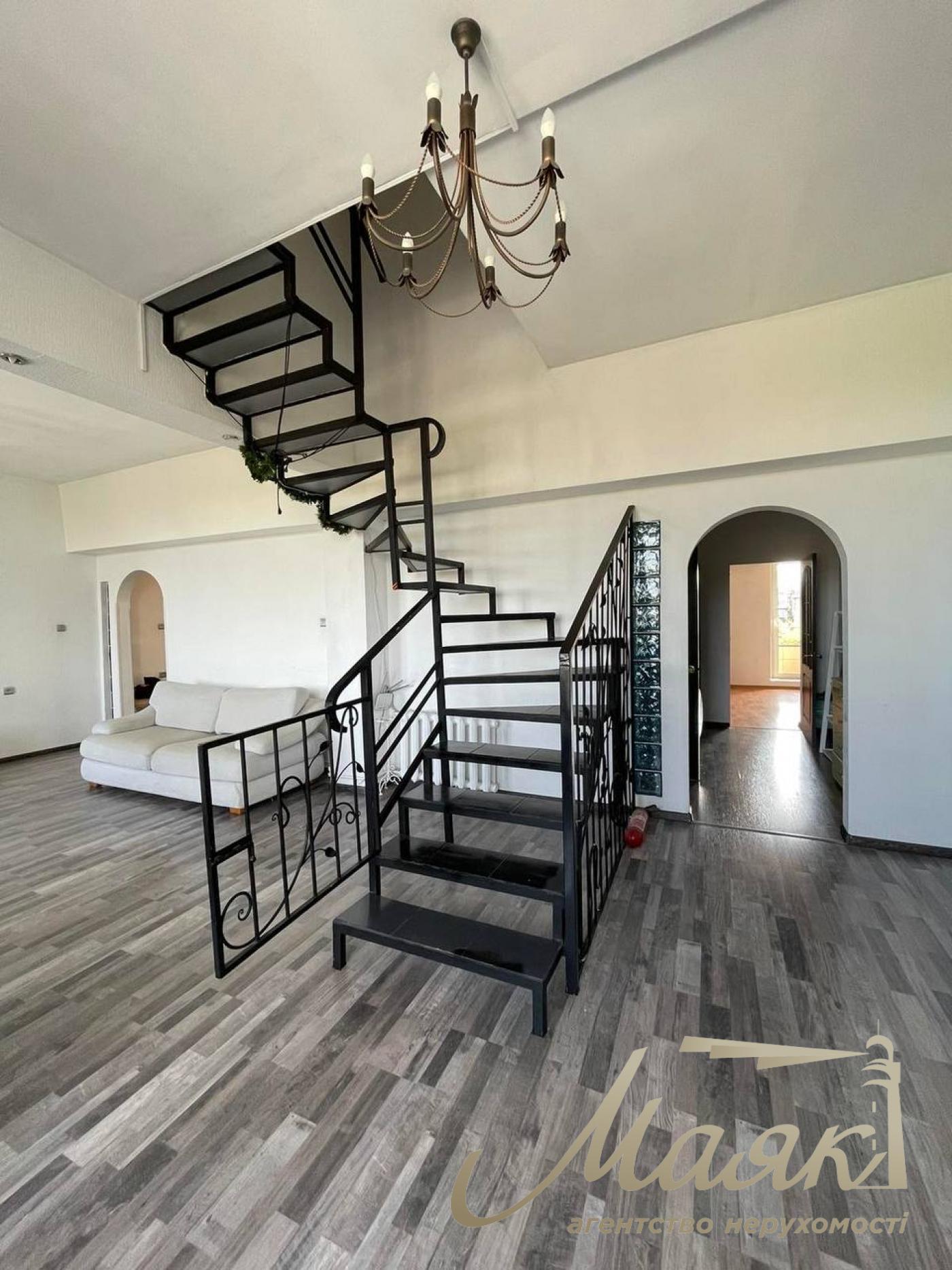 Оренда дворівневої квартири на Подолі.