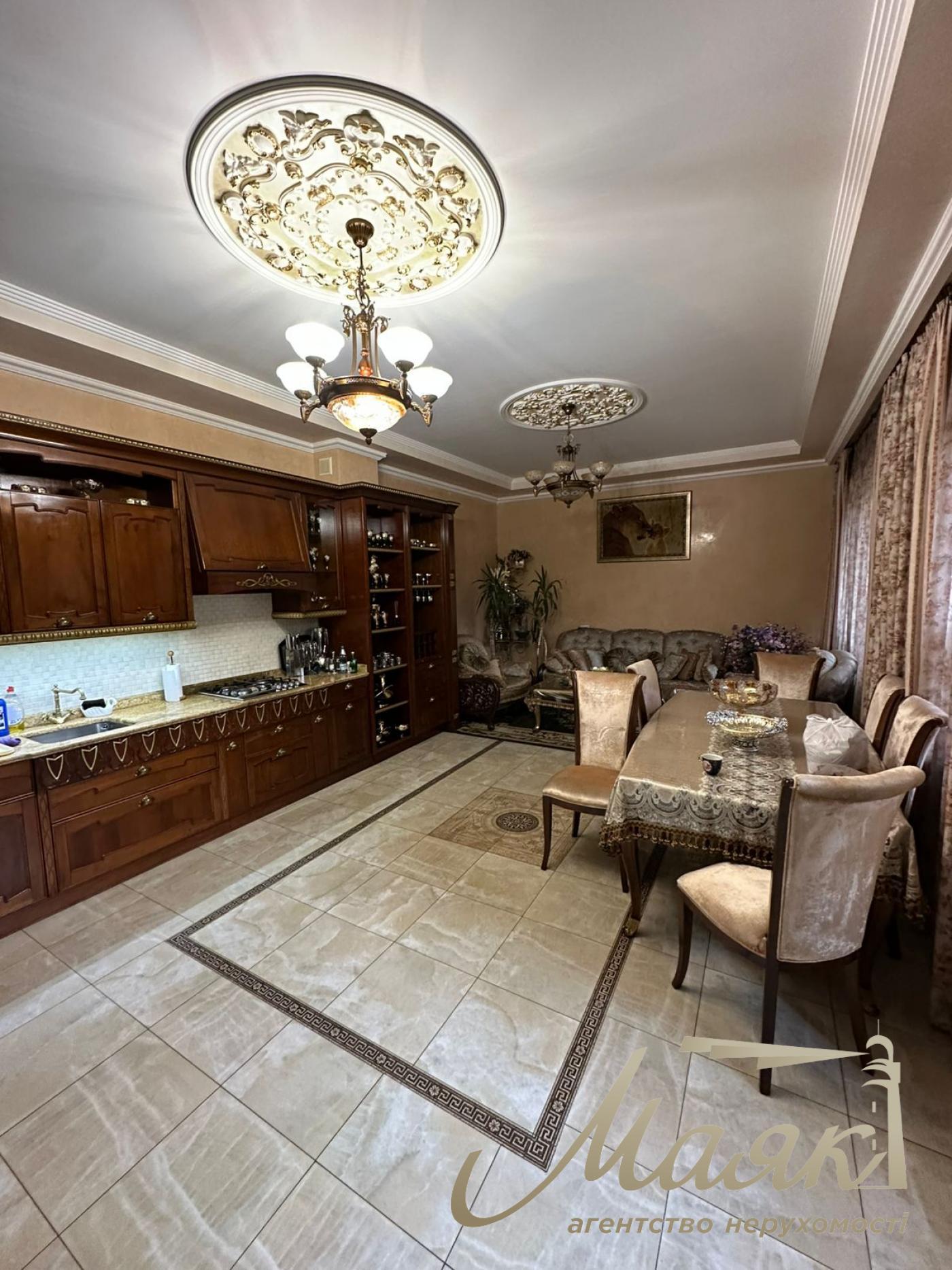 We offer for sale a luxurious house in Petropavlovska Borschagovka, Kiev, just 3 minutes from the city.