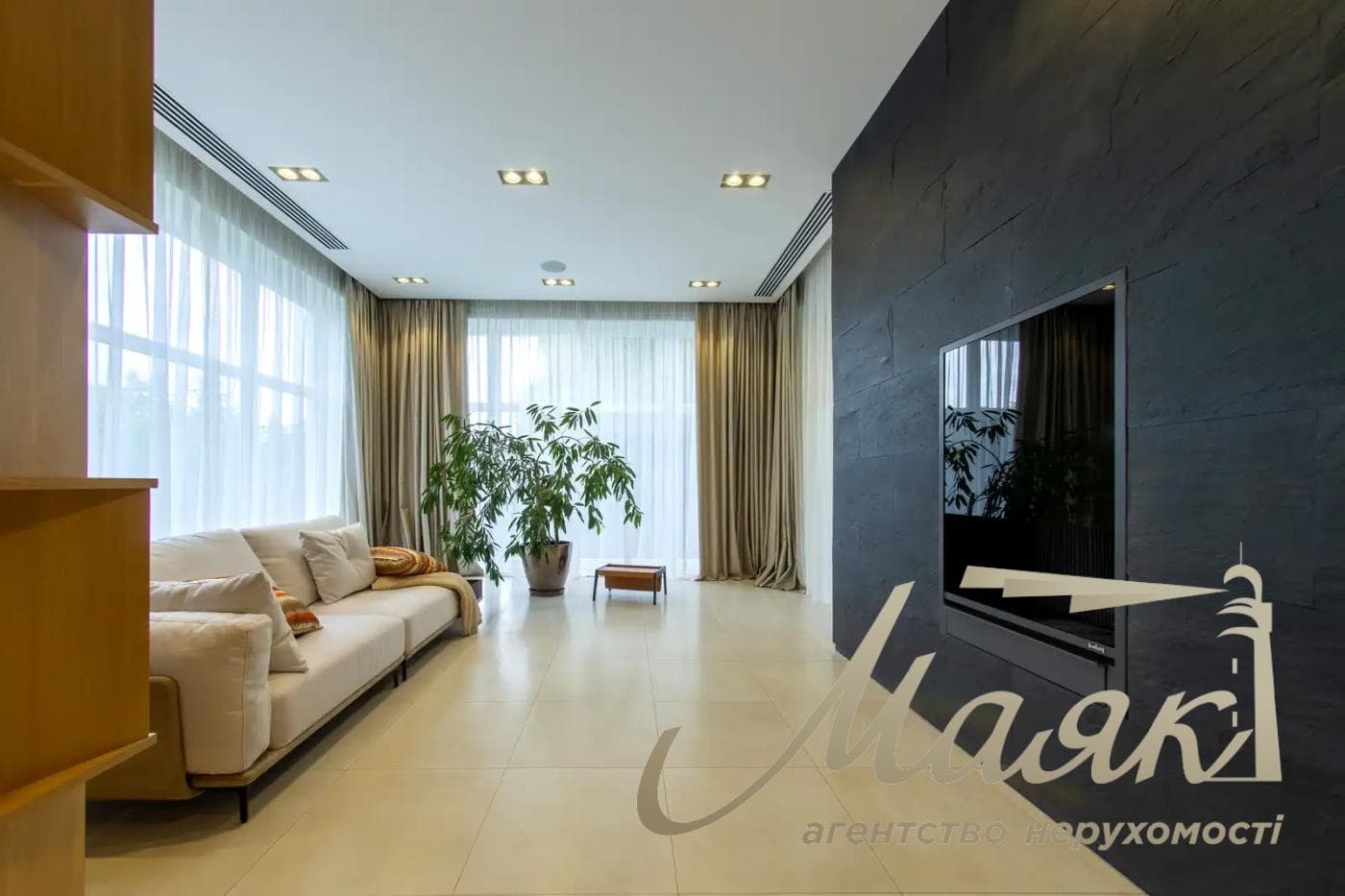 Оренда 3-поверхового будинку площею 570 м², Плюти