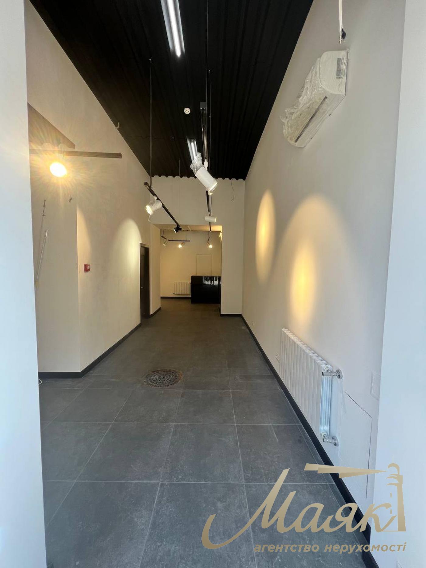 Продаж фасадного приміщення 43 м.кв. Печерський р-н, вул. Басейна