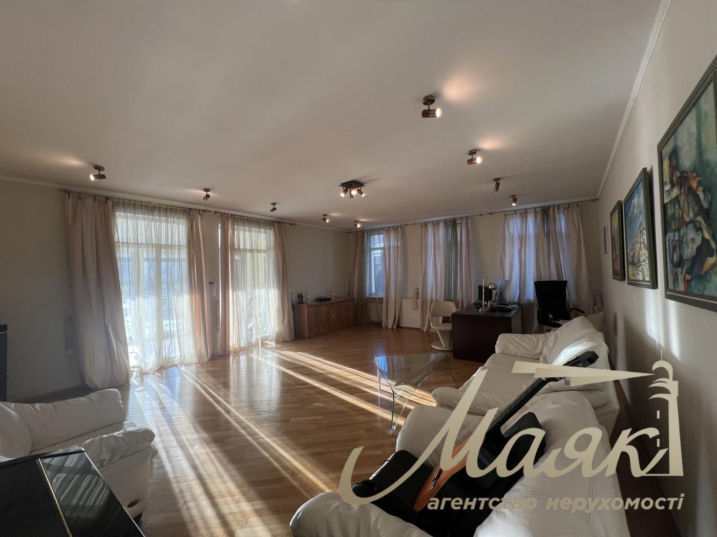 Rent of a 3-storey house 460m2, Goloseevsky district, Myshelovka.