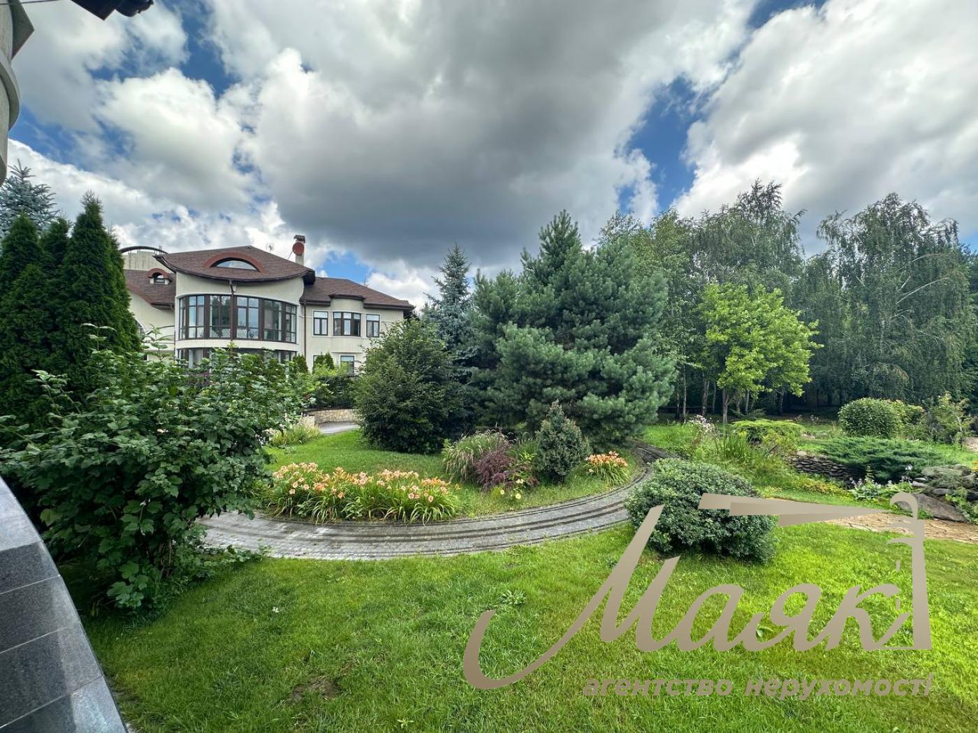 Оренда резиденції з двох будинків на 60 сотках землі в Хуторі Мриги, Голосіївський район, Київ.