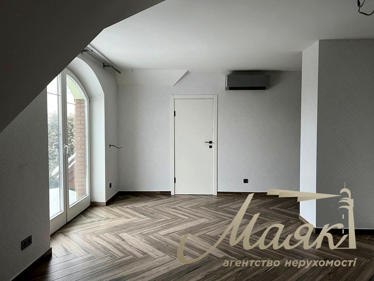 For sale house 303 m² in the center of the village Romankova, 12 sotok, with repair, Obukhiv direction, Kiev region.