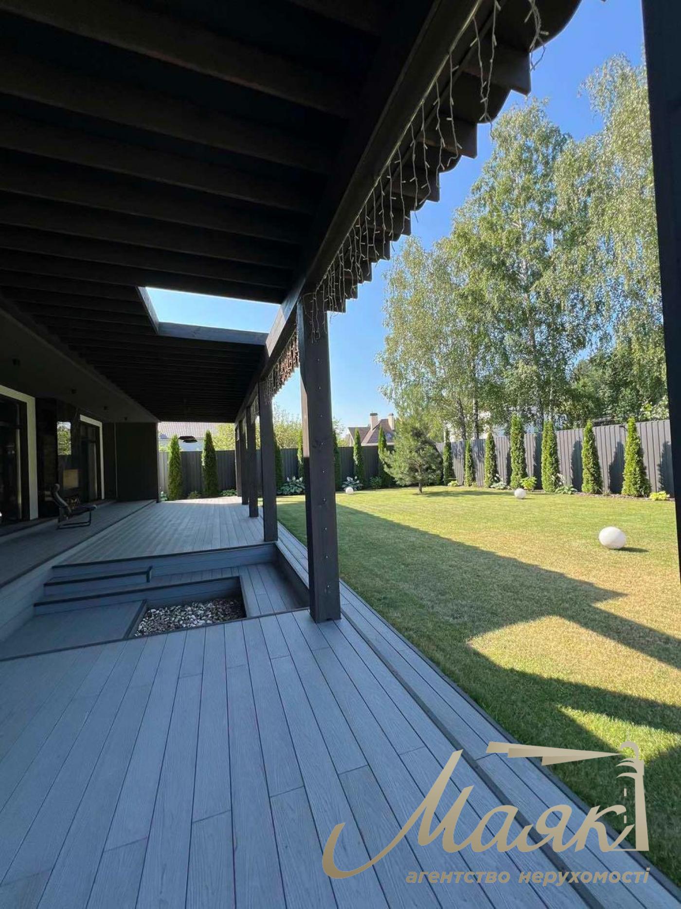 We offer for sale an elite one-storey house with exquisite designer repair, located in the cottage town KDT "Chernobylets" (Lake Mininka)