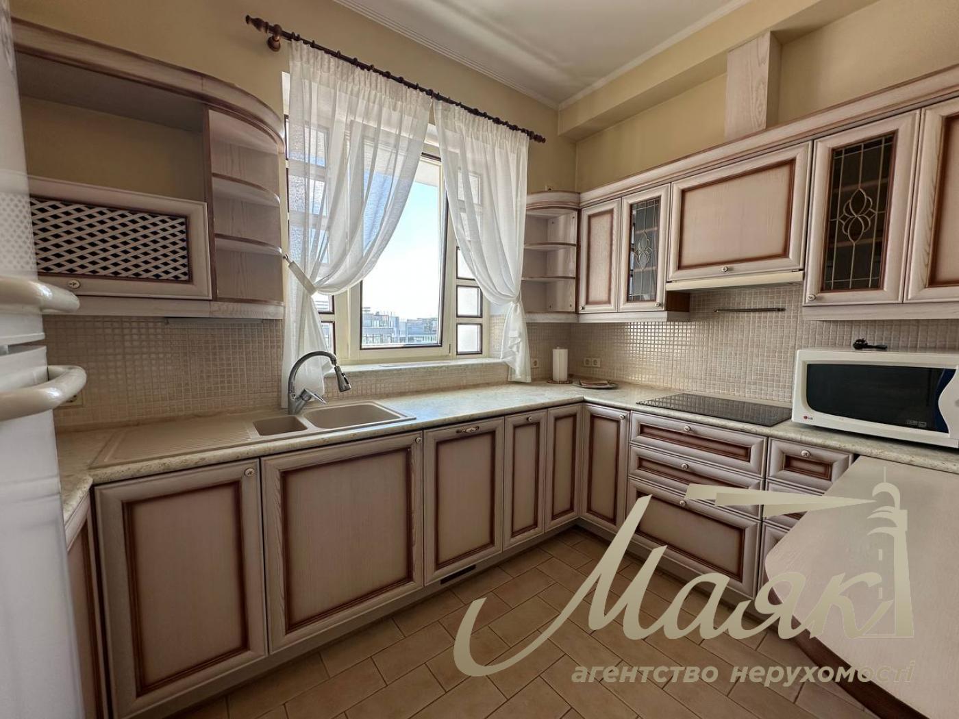 Оренда дворівневої квартири по вул.Верхогляда/Драгомирова 4, Печерський район.