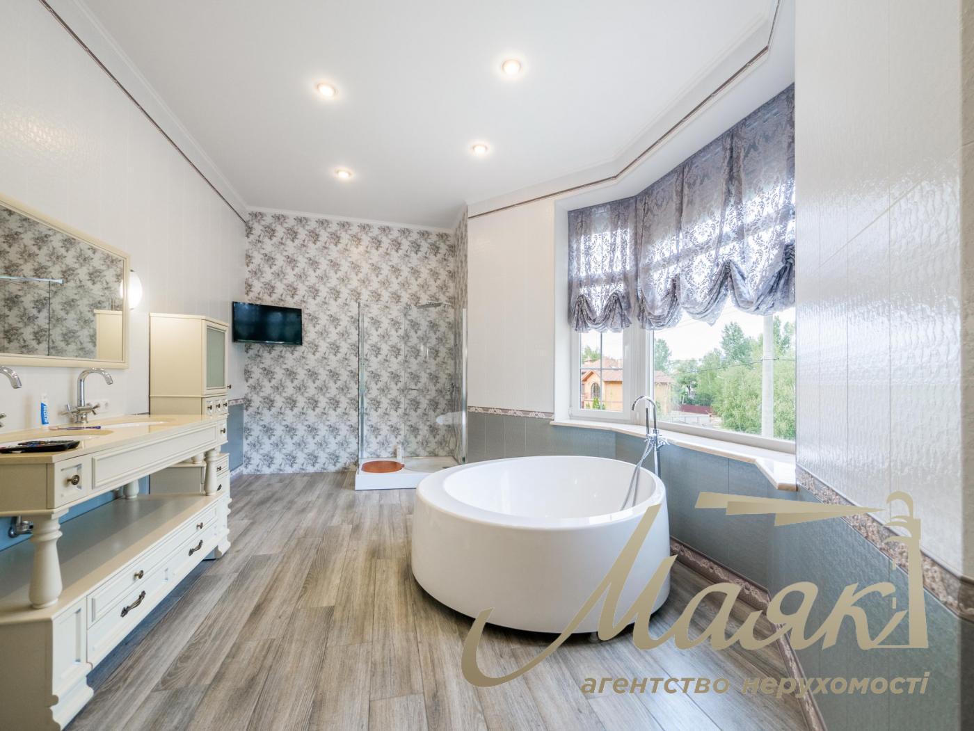 Rent of 3-storey house (840m2) s.Kozin