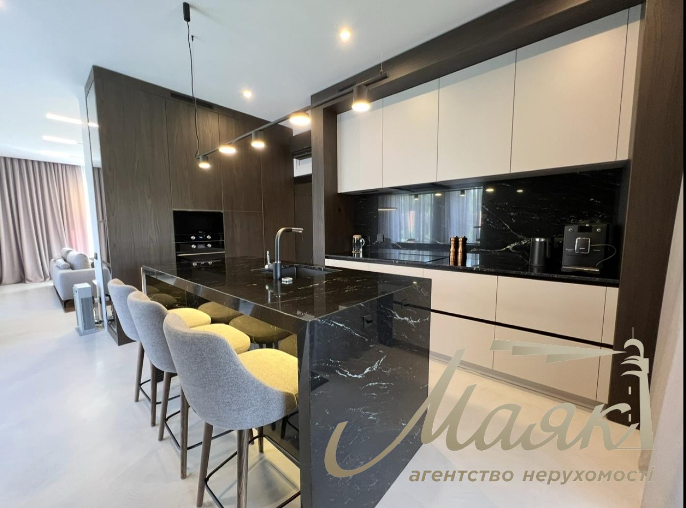 House for sale with designer renovation 356m2 in Ivankovichi