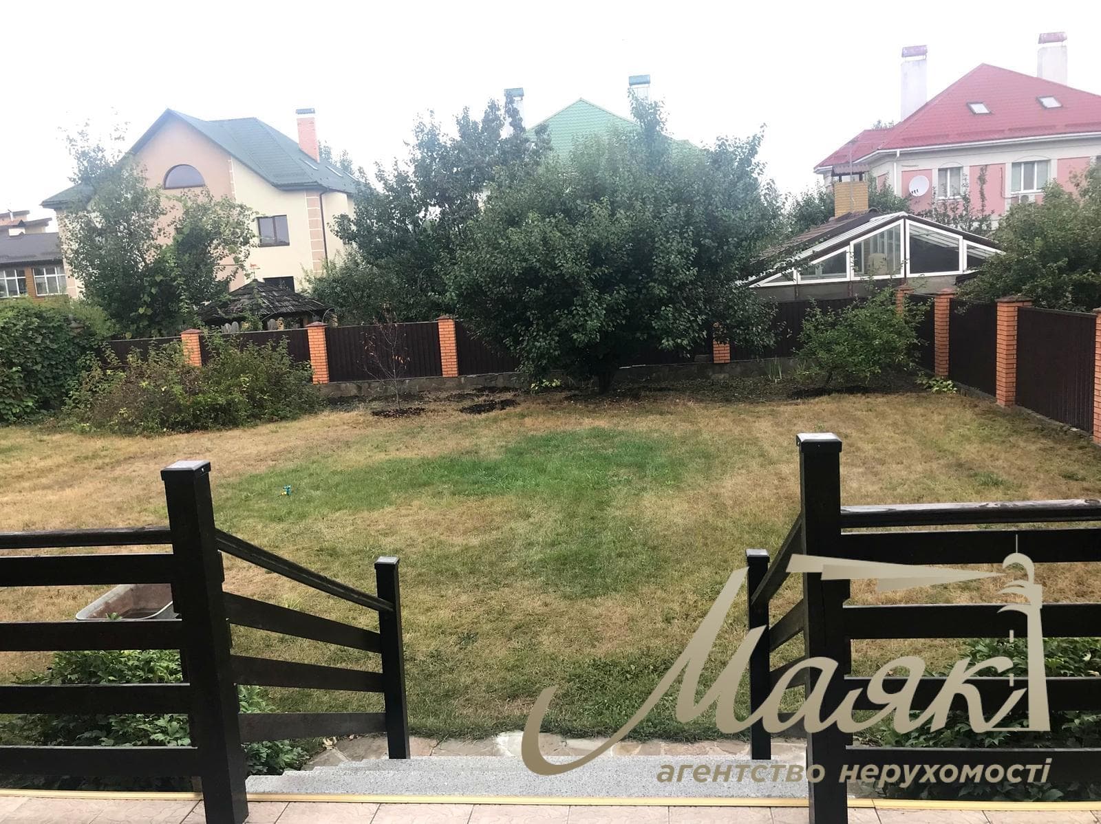 For sale luxury house on the bank of the Dnieper in the elite cooperative "Chernobylets", Obolonsky district, Kiev.