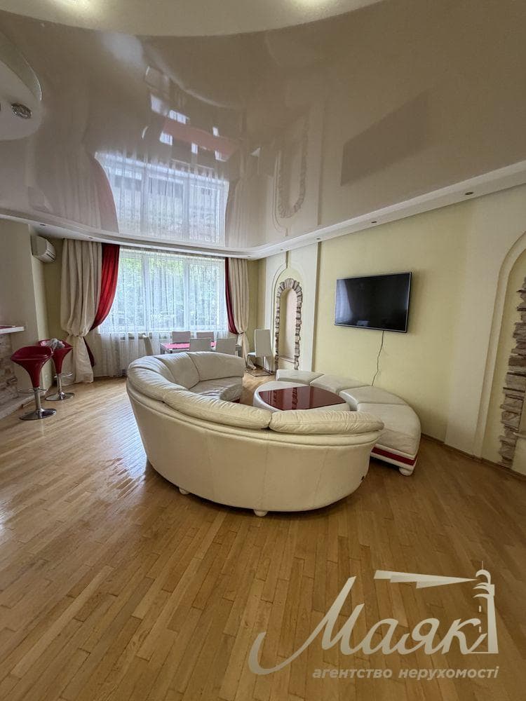 3-room apartment (130 m²) for rent at 68 Holosiivskyi Ave.
