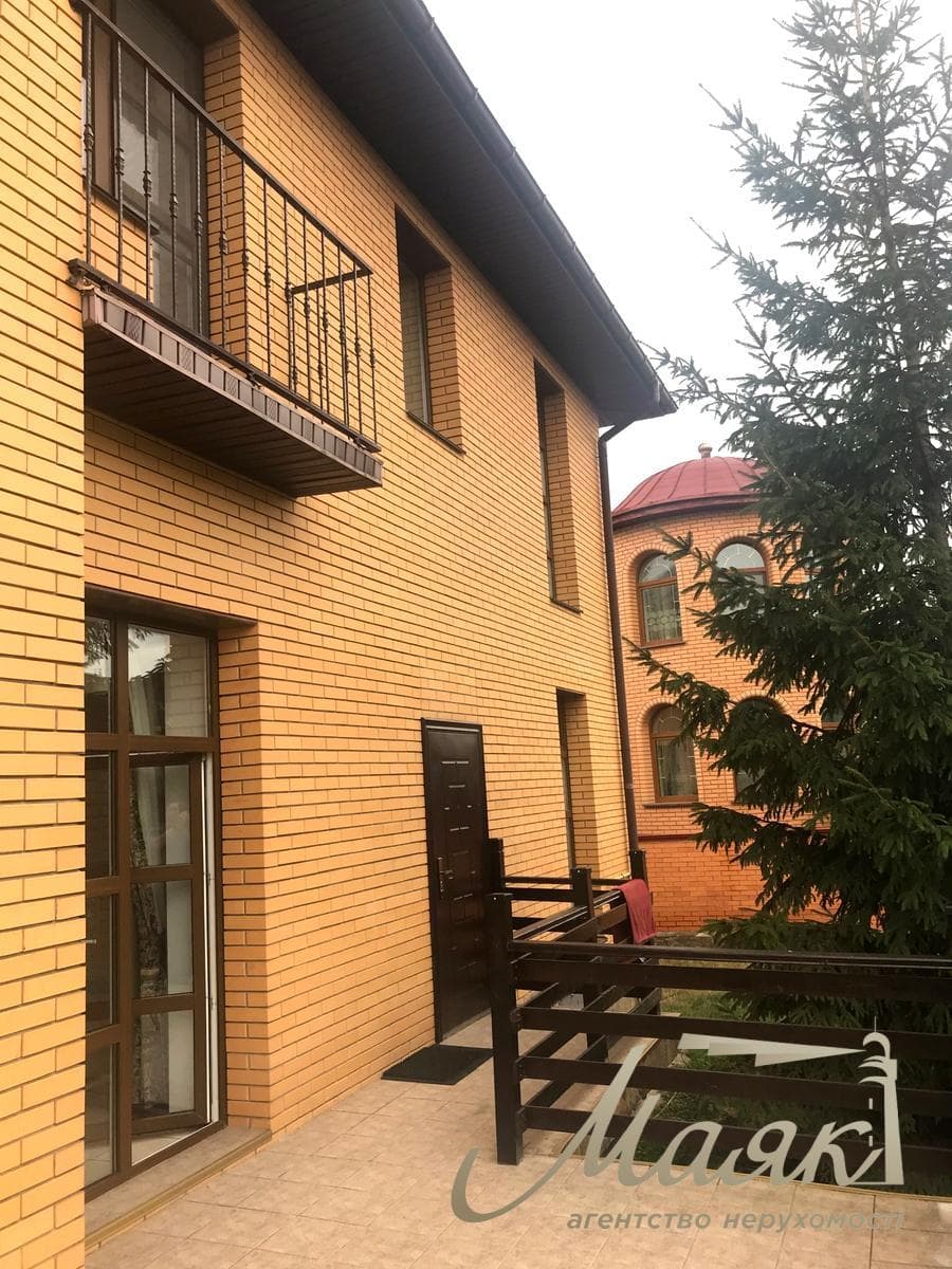 For sale luxury house on the bank of the Dnieper in the elite cooperative "Chernobylets", Obolonsky district, Kiev.